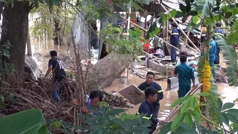 Chong dau don nhin vo con chet tham vi cay do sap nha