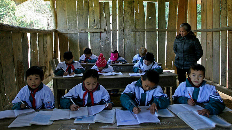 Bo Giao duc: “Tai su dung SGK de tranh lang phi“