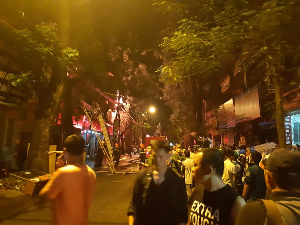 Video: Hiện trường vụ cháy lớn trên đường Đê La Thành - Hình 2 Video: Hien truong vu chay lon tren duong De La Thanh-Hinh-2