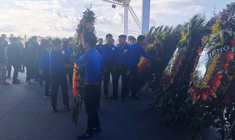 Ninh Binh: Nguoi dan xep hang dai vieng Chu tich nuoc Tran Dai Quang-Hinh-12