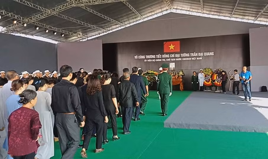 Ninh Binh: Nguoi dan xep hang dai vieng Chu tich nuoc Tran Dai Quang-Hinh-2