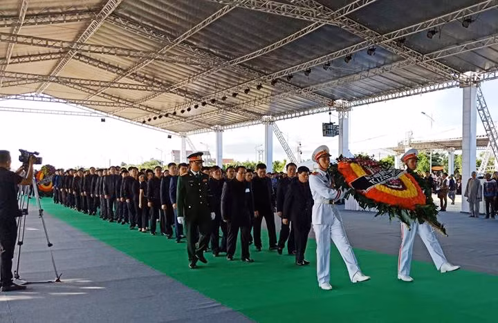 Ninh Binh: Nguoi dan xep hang dai vieng Chu tich nuoc Tran Dai Quang-Hinh-3