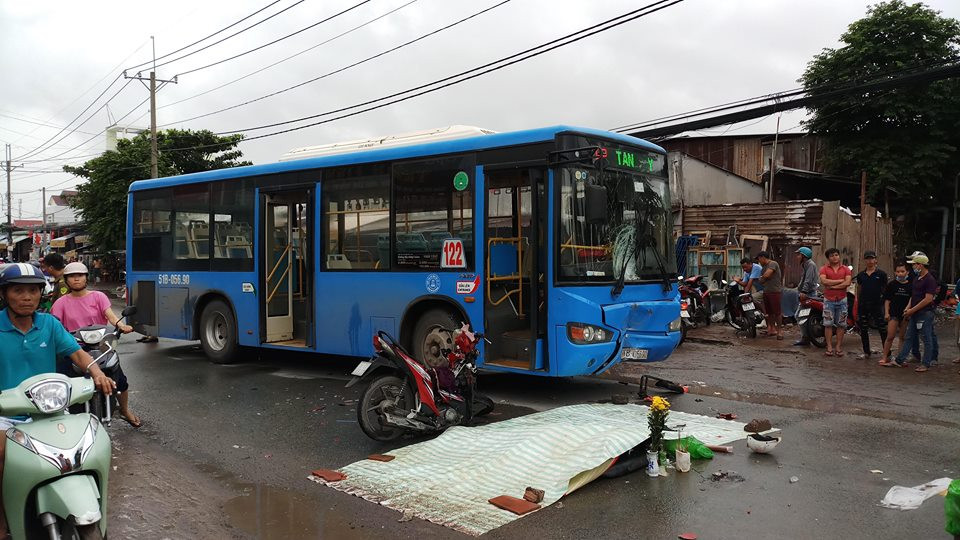 Hiện trường xe máy tông trực diện xe buýt dịp nghỉ lễ 2/9 - Hình 2 Hien truong xe may tong truc dien xe buyt dip nghi le 2/9-Hinh-2