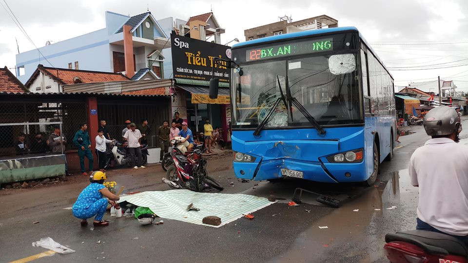 Hien truong xe may tong truc dien xe buyt dip nghi le 2/9