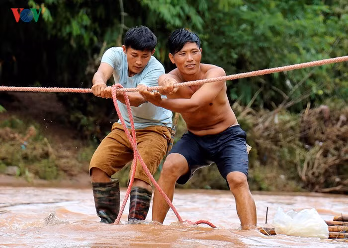 Van con canh hoc sinh chui tui nilon vuot suoi lu toi truong-Hinh-3