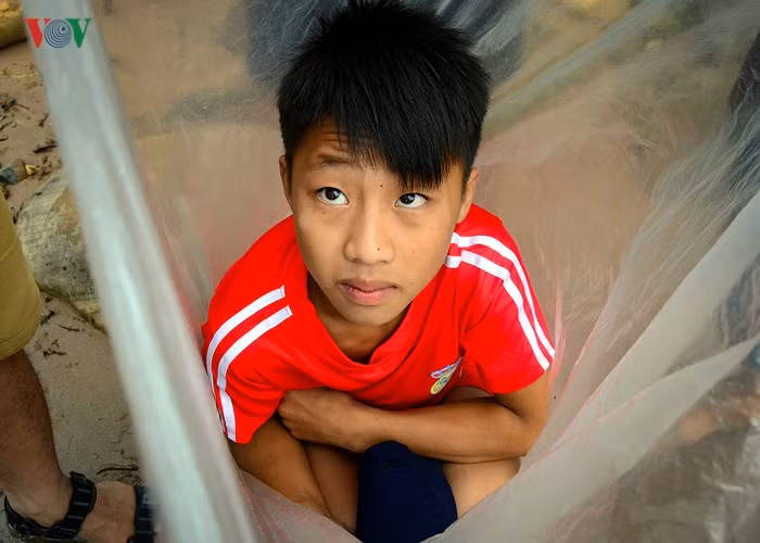 Van con canh hoc sinh chui tui nilon vuot suoi lu toi truong-Hinh-7