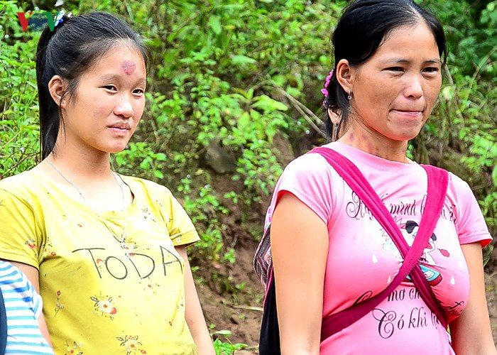 Van con canh hoc sinh chui tui nilon vuot suoi lu toi truong-Hinh-11