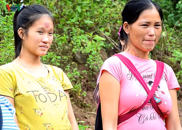 Van con canh hoc sinh chui tui nilon vuot suoi lu toi truong-Hinh-11