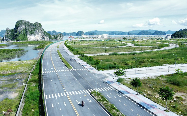 Bên cạnh đó, Khu kinh tế Vân Đồn nằm trên địa bàn giáp biên giới, có nhiều diện tích rừng, diện tích biển đảo nhưng lại chưa có chính sách ưu đãi đặc thù, nổi trội để tạo động lực thu hút đầu tư; cơ sở hạ tầng kỹ thuật, hạ tầng dịch vụ chưa đầy đủ dẫn đến chất lượng, hiệu quả thu hút đầu tư chưa đáp ứng yêu cầu phát triển theo chiều sâu, chưa thu hút được nhà đầu tư có tiềm lực vào triển khai các dự án động lực.