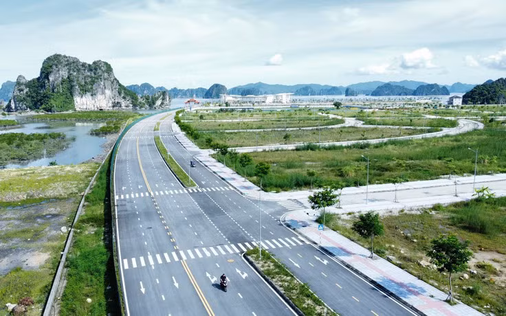 Bên cạnh đó, Khu kinh tế Vân Đồn nằm trên địa bàn giáp biên giới, có nhiều diện tích rừng, diện tích biển đảo nhưng lại chưa có chính sách ưu đãi đặc thù, nổi trội để tạo động lực thu hút đầu tư; cơ sở hạ tầng kỹ thuật, hạ tầng dịch vụ chưa đầy đủ dẫn đến chất lượng, hiệu quả thu hút đầu tư chưa đáp ứng yêu cầu phát triển theo chiều sâu, chưa thu hút được nhà đầu tư có tiềm lực vào triển khai các dự án động lực.