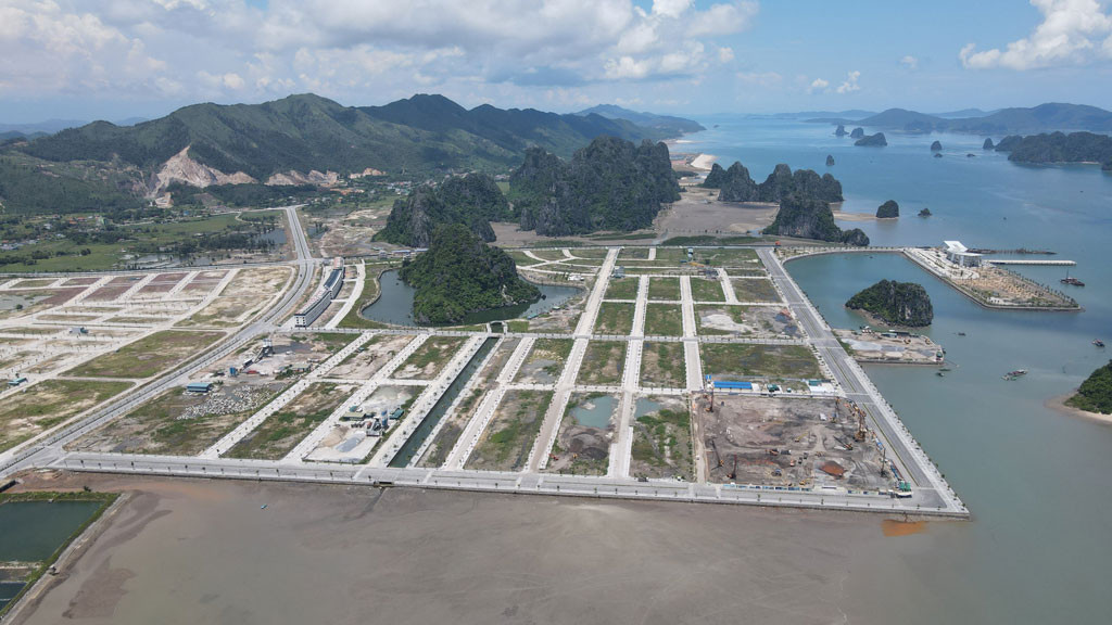 Theo báo cáo của UBND tỉnh Quảng Ninh, trong 3 năm hoạt động thí điểm của Ban Quản lý Khu kinh tế Vân Đồn, công tác thu hút đầu tư có nhiều khởi sắc hơn so với trước đó. Cụ thể, đã thu hút thêm được hơn 37.826 tỉ đồng vốn đầu tư ngoài ngân sách, gấp 1,5 lần so với số vốn đăng ký trong giai đoạn trước đây cộng lại.