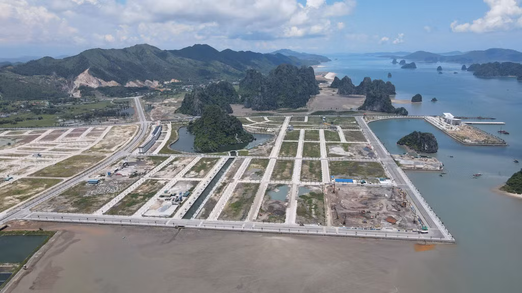 Theo báo cáo của UBND tỉnh Quảng Ninh, trong 3 năm hoạt động thí điểm của Ban Quản lý Khu kinh tế Vân Đồn, công tác thu hút đầu tư có nhiều khởi sắc hơn so với trước đó. Cụ thể, đã thu hút thêm được hơn 37.826 tỉ đồng vốn đầu tư ngoài ngân sách, gấp 1,5 lần so với số vốn đăng ký trong giai đoạn trước đây cộng lại.