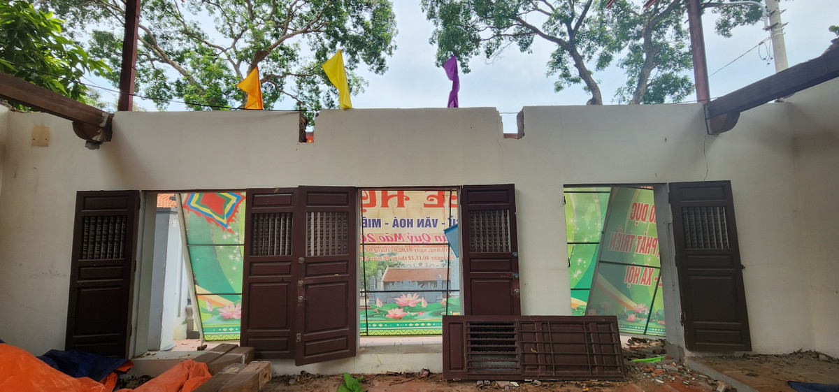 Lối vào khu miếu chính xập xệ, đổ nát.