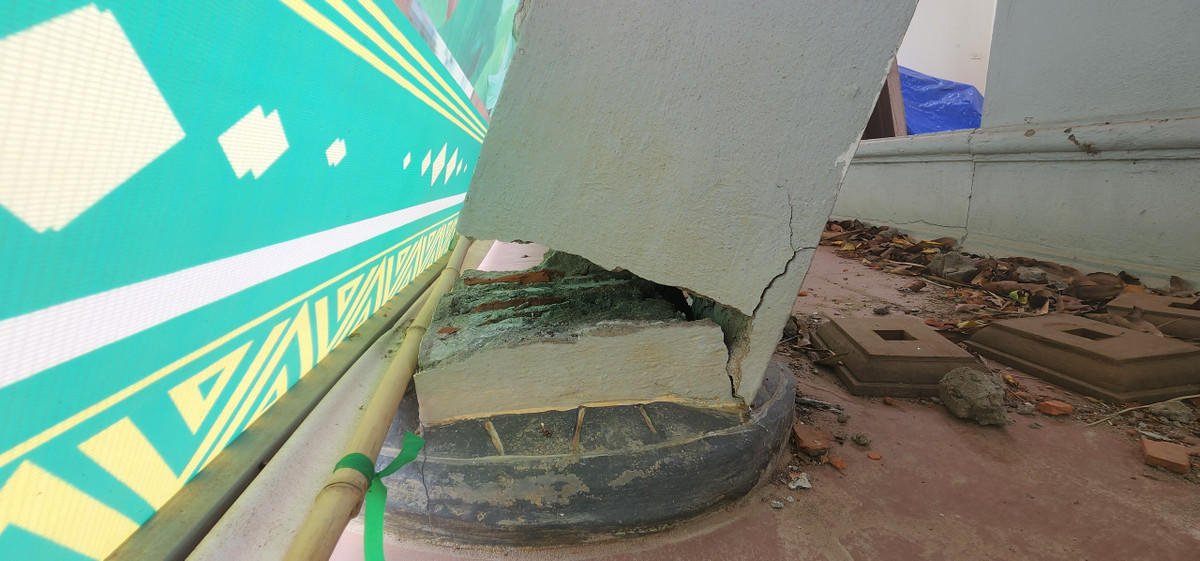 Tường, cột bê tông bị đứt gãy, nguy hiểm đến tính mạng của người dân khi tới đây.