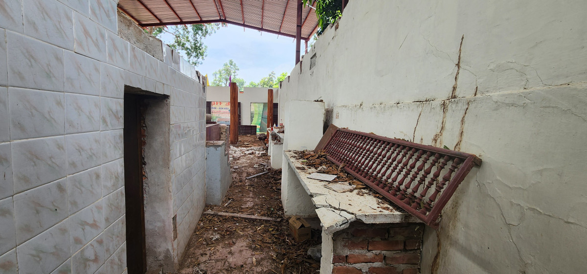 Vẻ hoang tàn của miếu khiến người dân lo lắng về một nơi thờ tự cấp quốc gia bị quên lãng. Tường và các bậc thờ tự bị nứt vỡ, bám rêu phong.