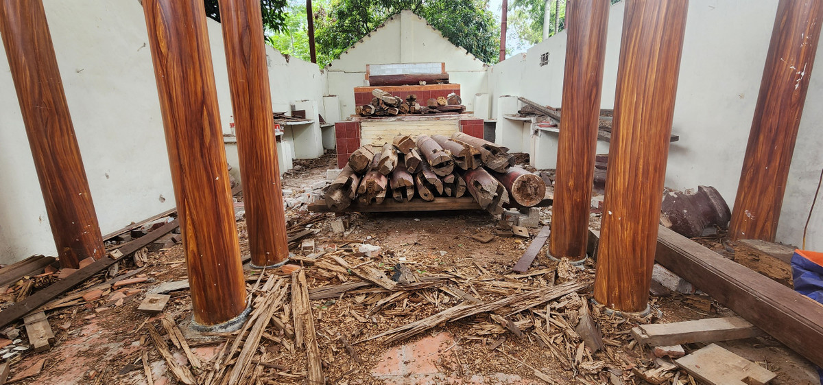 Dù miếu đã được bắt tay vào tu sửa nhưng lại dang dở, nửa chừng.