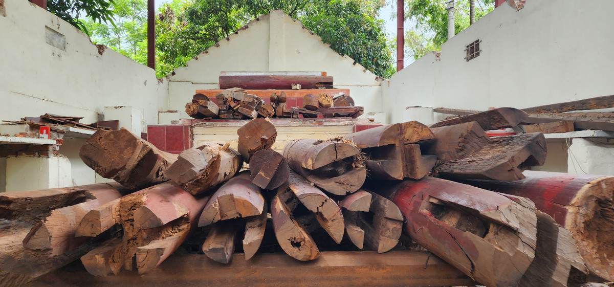 Một số cột chống miếu đã được dựng nhưng để không, nằm trơ chọi. Khu thờ tự hoàn toàn bị bỏ hoang.