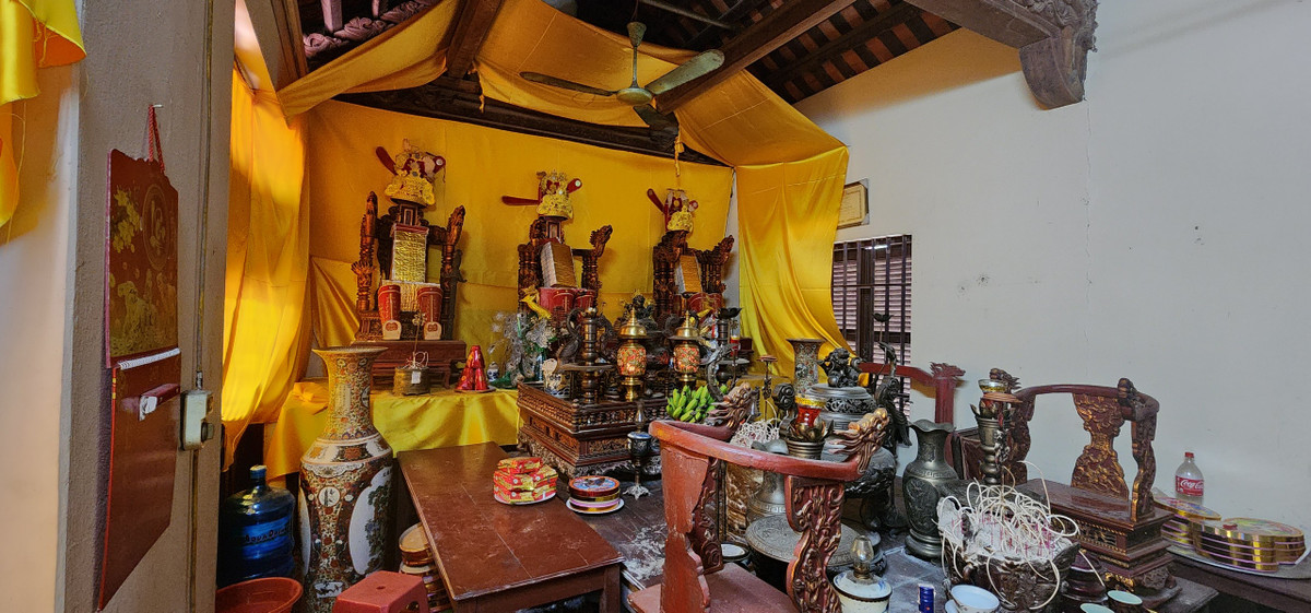 May mắn, ngai thờ được người dân đưa vào một căn nhà bên cạnh để tiếp tục thờ tự và gìn giữ.