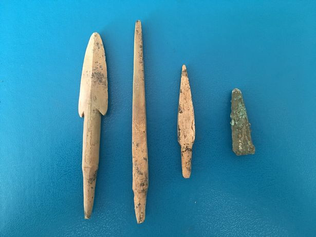 Các di vật được tìm thấy trong ngôi mộ của cặp tình nhân. Các di vật được tìm thấy trong ngôi mộ của cặp tình nhân.