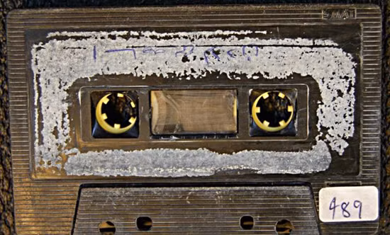 Một cuộn băng cát xét có dòng chữ Osama Bin Laden bằng tiếng Arập.