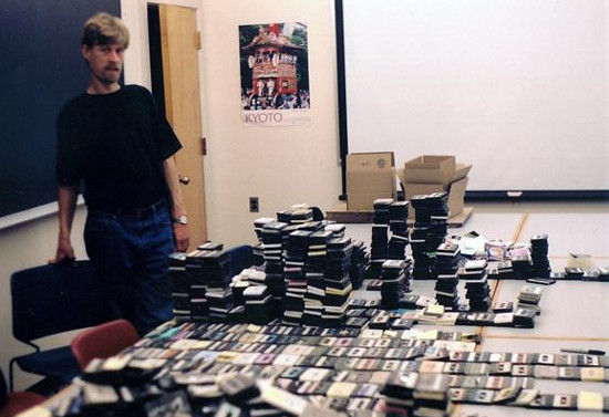 Flagg Miller bên cạnh bộ sưu tập băng của Osama Bin Laden.