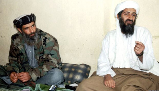Osama Bin Laden (phải) bên cạnh một băng cát xét.
