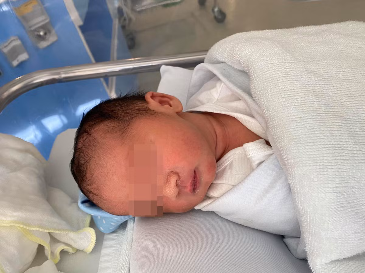 Van sinh con du da cat co tu cung de dieu tri ung thu