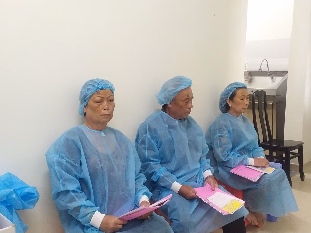 BS Nguyễn Thị Tú Trinh, Trung tâm Y tế huyện Ngọc Hiển cho biết, đa số bệnh nhân tới mổ mắt theo chương trình khám từ thiện này đều là hộ hoàn cảnh khó khăn, cao tuổi, khuyết tật. Họ phải di chuyển từ rất xa (trên dưới 30 km). Nhiều bệnh nhân được các y bác sĩ của Trung tâm Y tế huyện Ngọc Hiển hùn tiền thuê xe đưa đón.