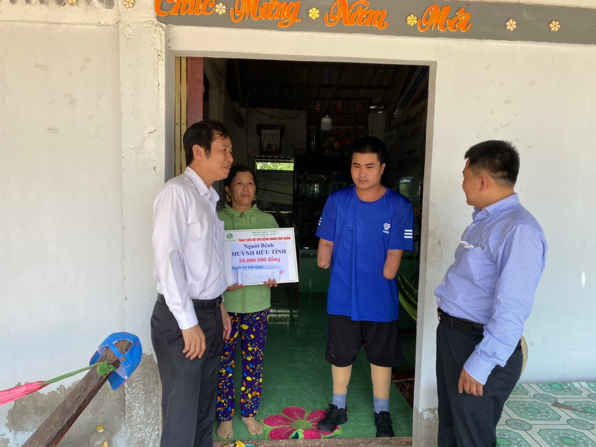 Cũng nhân dịp này, BSCKII Trần Văn Khanh, Giám đốc Bệnh viện Lê Văn Thịnh, đã trao 50 triệu đồng cho anh Huỳnh Hữu Tình (1996, ấp Bàu Tròn - Đông Thới, Thị xã Cà Mau, tỉnh Cà Mau) làm sinh kế. Anh Tình bị mất hết tay chân do một tai nạn điện giật. Bệnh viện Lê Văn Thịnh đã vận động và hỗ trợ lắp được hai chân giả cho bệnh nhân. Sắp tới, anh Tình sẽ được lắp tiếp hai tay giả. Tổng số tiền lắp tay và chân giả cho anh Tình ước tính khoảng 600 triệu đồng. &gt;&gt;&gt; Mời độc giả xem thêm video Ca sinh ba hiếm gặp ở Cà Mau: