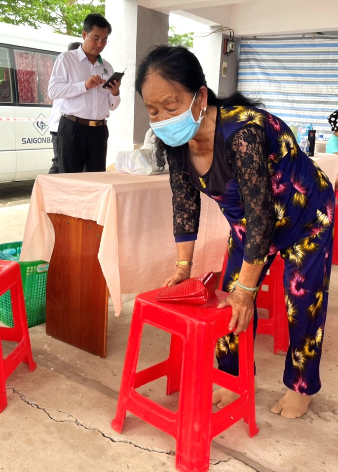 Bà T.T.H. (76 tuổi) đi khám khó thở sau Covid-19 với chiếc ghế nhựa để lết dần vào bàn khám. Kiểm tra lâm sàng và siêu âm tại chỗ cũng như chụp X-quang, bác sĩ đánh giá chân bệnh nhân do bị gãy chỏm xương đùi trái quá lâu mà không được điều trị, chỏm xương đã bị hoại tử. Bà H. cho biết, mình bị đau chân trái hơn hai năm nay nhưng vẫn cố chịu đựng. Ca bệnh trên đã được chuyển về Bệnh viện tỉnh Cà Mau. Dự kiến bệnh nhân sẽ phải thay chỏm xương bằng vật liệu nhân tạo nếu không chân trái có thể sẽ bị hỏng luôn.