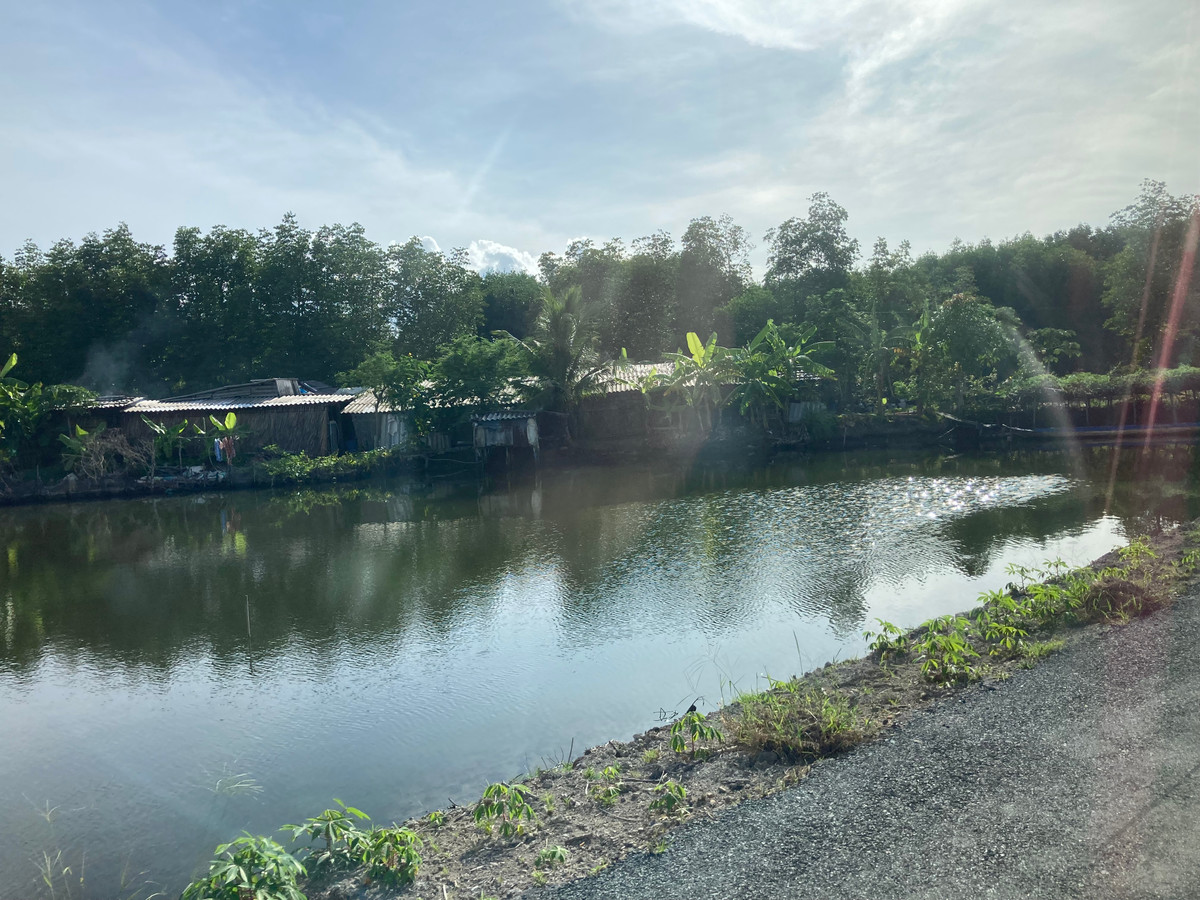 Huyện Ngọc Hiển là huyện cuối cùng trên bản đồ Việt Nam với khoảng 65 ngàn dân. Đoạn đường từ huyện Ngọc Hiển về đến thành phố Cà Mau (tỉnh Cà Mau) dài khoảng 76km, mất khoảng 1h30 theo đường quốc lộ 1A. Tuy nhiên, theo BSCKI Trần Văn Phước, Phó Giám đốc Trung tâm Y tế huyện Ngọc Hiển, người dân huyện Ngọc Hiển rất khó tiếp cận với y tế do phần lớn người dân sinh sống thưa thớt ở ven sông, suối, làm vuông tôm ở trong rừng ven biển. Chỉ khi nào người dân bệnh thật nặng không họ mới chịu tới cơ sở y tế để khám.