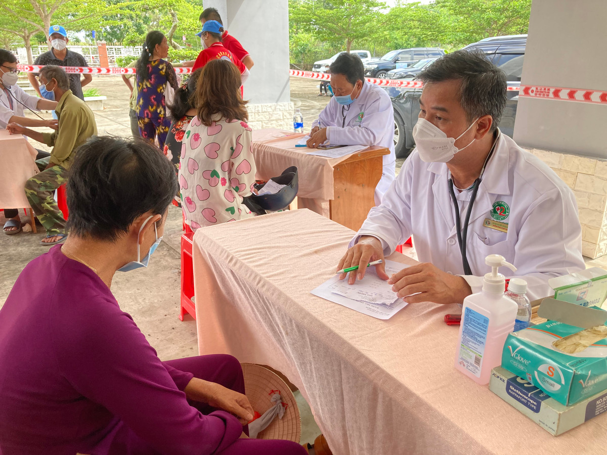 Các trường hợp khám hậu Covid-19 thường gặp các dấu hiệu liên quan đến cơ xương khớp, đau họng kéo dài, chóng mặt, ho kéo dài, nhức đầu, tê bì tay chân, nổi ngứa.