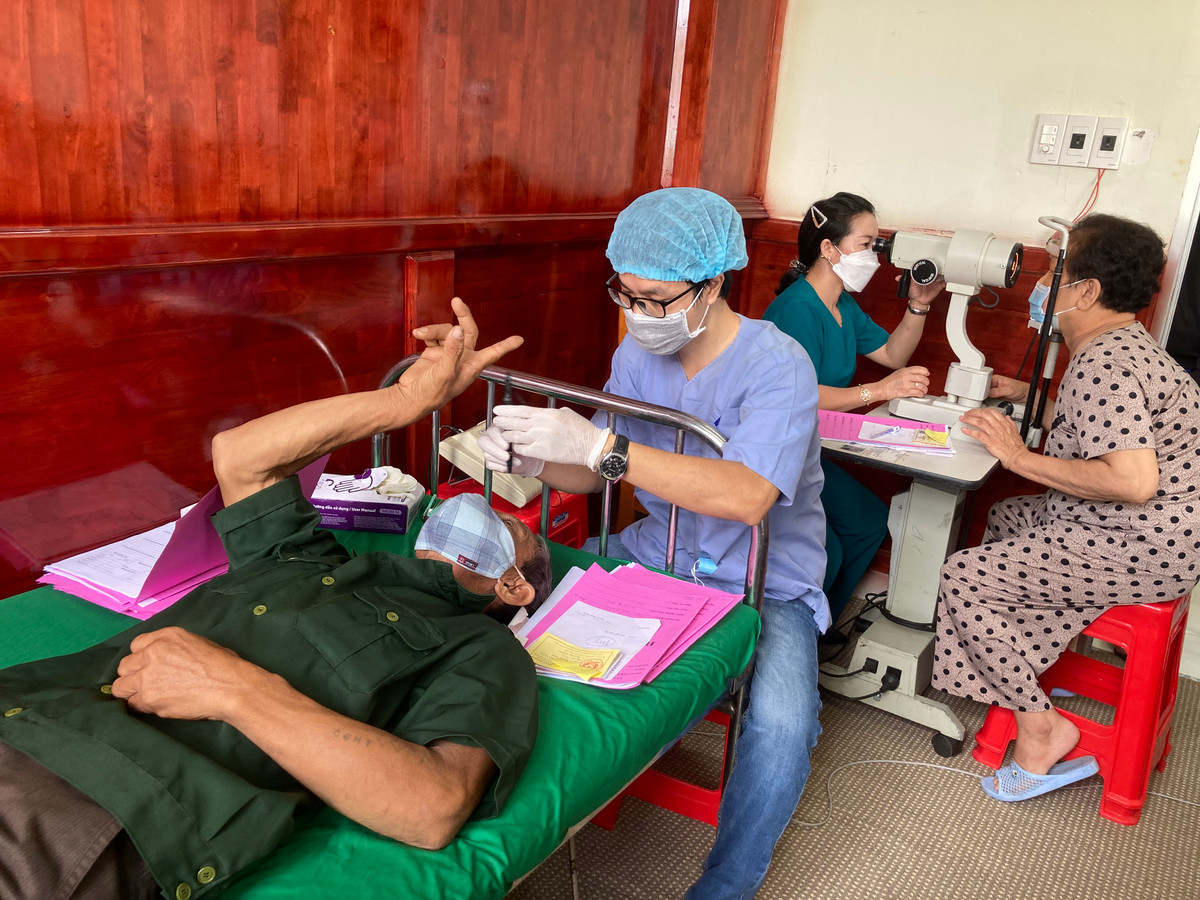 Đoàn bác sĩ của Bệnh viện Mắt TP HCM đã khám sàng lọc và mổ đục thủy tinh thể cho 90 trường hợp là người cao tuổi, người khuyết tật, tai biến phải ngồi xe lăn. Trong đó, hoàn cảnh đặc biệt khó khăn là một cụ bà 80 tuổi, làm mướn nuôi cháu nhỏ. Bà bị mờ mắt, đau nhức do tăng nhãn áp, chỉ nhìn xa được cỡ hơn gang tay.