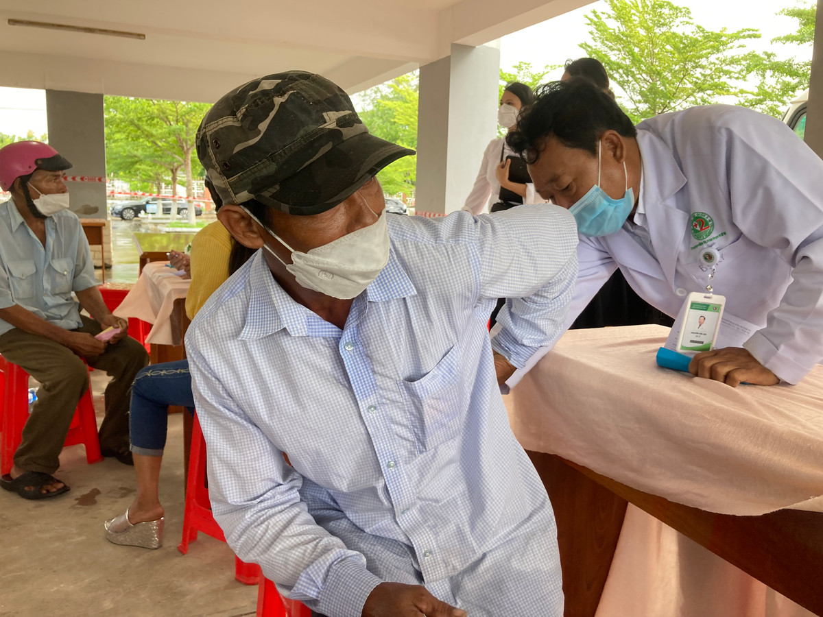 Đoàn bác sĩ đến khám phần nào giúp người dân giải tỏa những rối loạn về mặt thể chất và được các bác sĩ trấn an về mặt tinh thần.