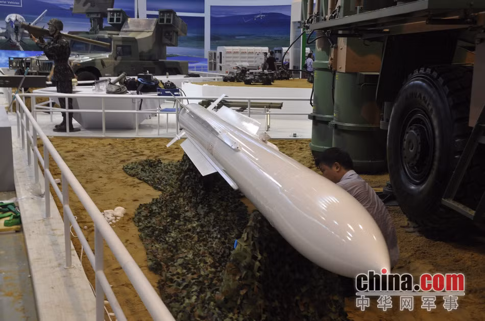 Phiên bản mới (một số nguồn tin gọi là HQ-16B) trang bị đạn tên lửa với động cơ cải tiến, thiết kế lại cánh. Các sửa đổi này cho phép tăng tầm bắn của đạn từ 40km (nguyên bản HQ-16) lên 70km (HQ-16B).