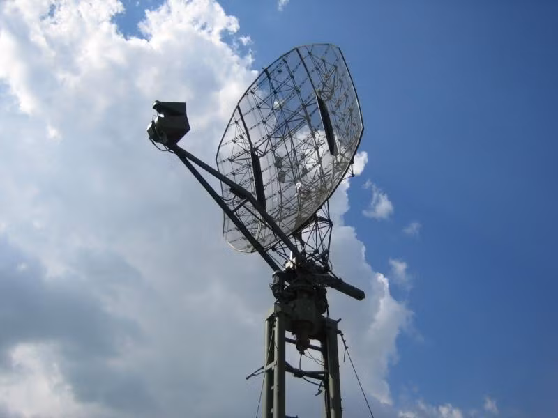 Đài nhìn vòng bắt thấp Kasta-2E2 có phạm vi trinh sát 5-150km, độ cao 6km, có thể bắt bám cùng lúc không dưới 50 mục tiêu, hoạt động liên tục không dưới 20 ngày.