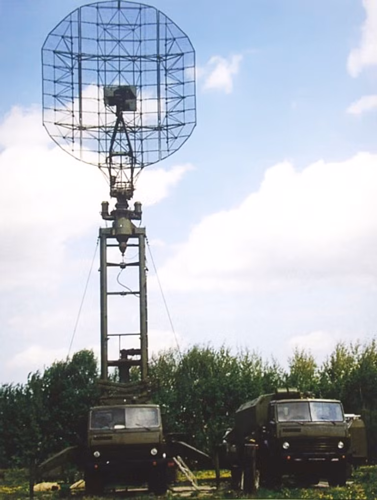 Tổ hợp radar Kasta-2E2 có thiết kế dạng khối linh kiện với khối phát dùng đèn bán dẫn, khối xử lý tín hiệu kỹ thuật số và đồng bộ có khả năng kháng triệt nhiễu tương tác điện từ của các khí tài điện tử khác hoạt động trong đội hình ở cự ly gần (khả năng kháng nhiễu đạt tới 50dB), khối kiểm chỉnh lỗi đồng bộ, khối an-ten thu phát gắn trên xe cao 14m để phát hiện mục tiêu bay thấp, khối an-ten thu phát trên xe kéo cao 50m, khối trạm điều khiển từ xa.