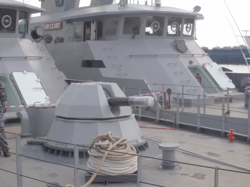 Ngoài C-705, KCR-40 còn được trang bị bệ pháo phòng không cao tốc NG-18 CIWS do Trung Quốc chế tạo trên cơ sở mẫu AK-630 CIWS của Nga. Tuy nhiên, sự cố C-705 có thể khiến Indonesia không khỏi nghi ngờ trước năng lực tác chiến của NG-18.