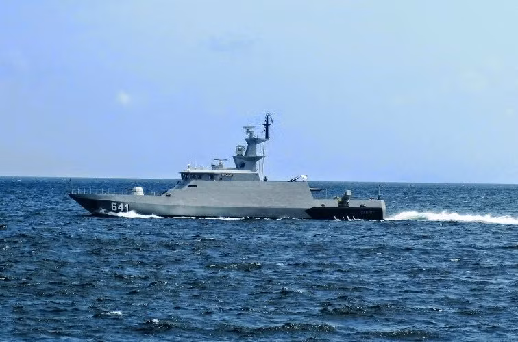 Thật vậy, việc trang bị tên lửa chống hạm do Trung Quốc chế tạo đã khiến cho lớp tàu tên lửa KCR-40 - niềm tự hào của Hải quân Indonesia trở thành "trò cười cho thiên hạ". Theo đó, nguồn tin của Jane's cho biết, trong cuộc bắn thử nghiệm hôm 14/9, cả hai vụ phóng tên lửa chống hạm C-705 do Trung Quốc chế tạo từ tàu tên lửa KCR-40 đã thất bại.