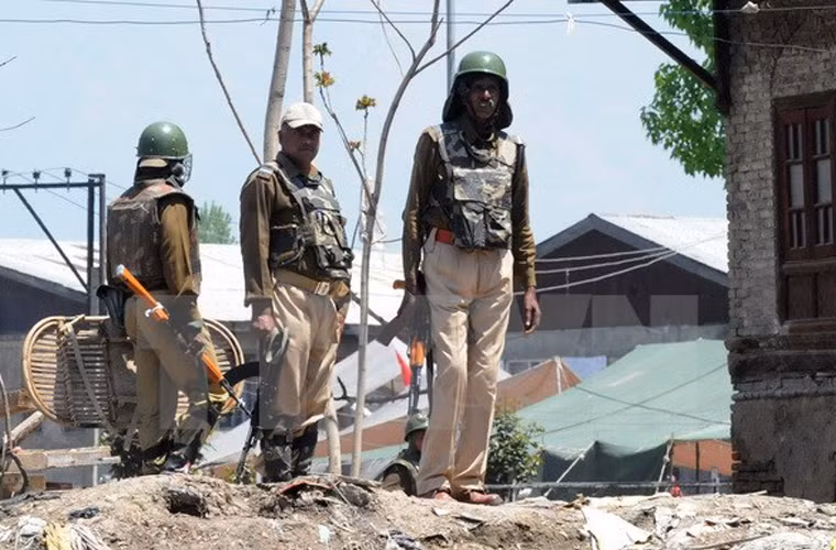 Cục Cảnh sát Dự bị TW (CRPF) đã quyết định tránh xa hoàn toàn khẩu 300 ngàn khẩu INSAS bản địa. Họ muốn tất cả cảnh sát phải được trang bị súng trường tấn công AK-47. Theo CRPF, tỷ lệ hỏng hóc của hẩu AK là 0,02% trong khi đó khẩu INSAS lên tới 3%. Tư lệnh lực lượng CRPF cho rằng, những người lính của ông sẽ cảm thấy tự tin hơn khi sử dụng súng AK.