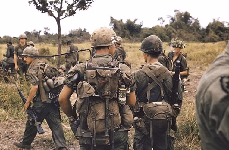 Có rất nhiều trường hợp lính Mỹ mất nhuệ khí chỉ vì khẩu súng M16 tồi tệ hay hỏng hóc. Tình hình nghiêm trọng đến nỗi một số lính Mỹ bắt đầu nhặt nhạnh những khẩu AK-47 chiến lợi phẩm. Theo tường thuật của tạp chí Esquire, có lần một trung sĩ Mỹ mang theo khẩu AK47, liền bị cấp trên chặn lại và yêu cầu anh cho biết tại sao lại mang theo loại vũ khí đối phương này, anh liền trả lời: “Đơn giản, bởi vì nó hoạt động hiệu quả”.