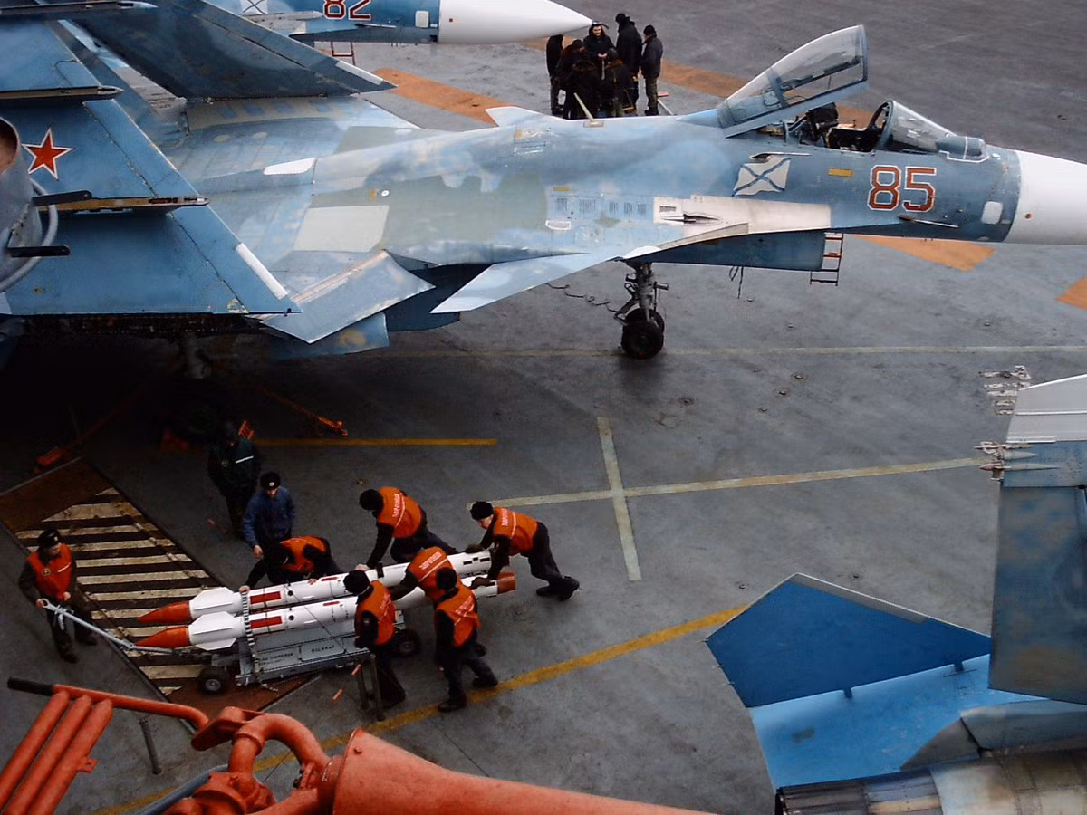 Liên đội tiêm kích hạm trên tàu Kuznetsov được đưa tới Syria gồm 10 tiêm kích hạm Su-33 và 4 MiG-29KR. Hiện đã có thể rõ vai trò của Su-33 ở Syria sẽ là ném bom với hệ thống SVP-24.