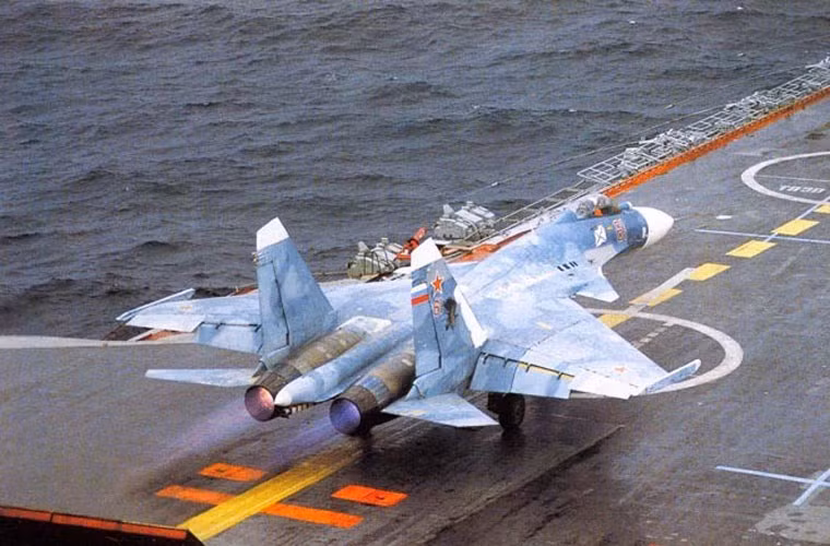 Việc trang bị hệ thống ngắm mục tiêu rất hiện đại hỗ trợ ném bom này cho thấy khả năng tiêm kích hạm Su-33 sẽ đóng vai trò là máy bay ném bom không kích mục tiêu phiến quân IS ở Syria trong cuộc hành quân tới Địa Trung Hải cuối năm nay.