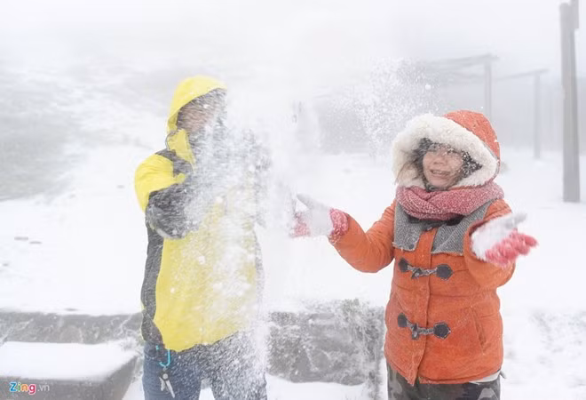 8. Miền Bắc đang ở giữa đợt rét kỷ lục 30 năm Theo Trung tâm Dự báo khí tượng thủy văn Trung ương, do ảnh hưởng của không khí lạnh có cường độ mạnh nên ngày 24/1 ở các tỉnh Bắc Bộ và Bắc Trung Bộ tiếp tục xảy ra rét đậm, rét hại diện rộng. Nhiều nơi ghi nhận nhiệt độ dưới 0 độ C như Sa Pa -2 độ C, Đồng Văn (Hà Giang) -0,2 độ C, Tam Đảo (Vĩnh Phúc) -0,4 độ C, Mẫu Sơn (Lạng Sơn) -4 độ C. Băng giá và tuyết đã xuất hiện tại các đỉnh núi cao như Mẫu Sơn (Lạng Sơn), Sa Pa, Ô Quý Hồ (Lào Cai), Phia Oắc (Cao Bằng), Yên Tử (Quảng Ninh).