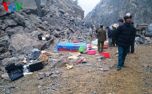 6. Thanh Hóa: Sập mỏ đá, 8 người thương vong Khoảng 10h30 ngày 22/1, một nhóm người đang làm nhiệm vụ tại khu vực mỏ đá của Doanh nghiệp Tuấn Hùng ở trên địa bàn xã Yên Lâm thì bất ngờ sập mỏ đá làm 8 người thương vong. Trong số 8 nạn nhân gặp nạn, có 6 nạn nhân cùng quê tại xã Thiết Ống (huyện Bá Thước - Thanh Hóa).