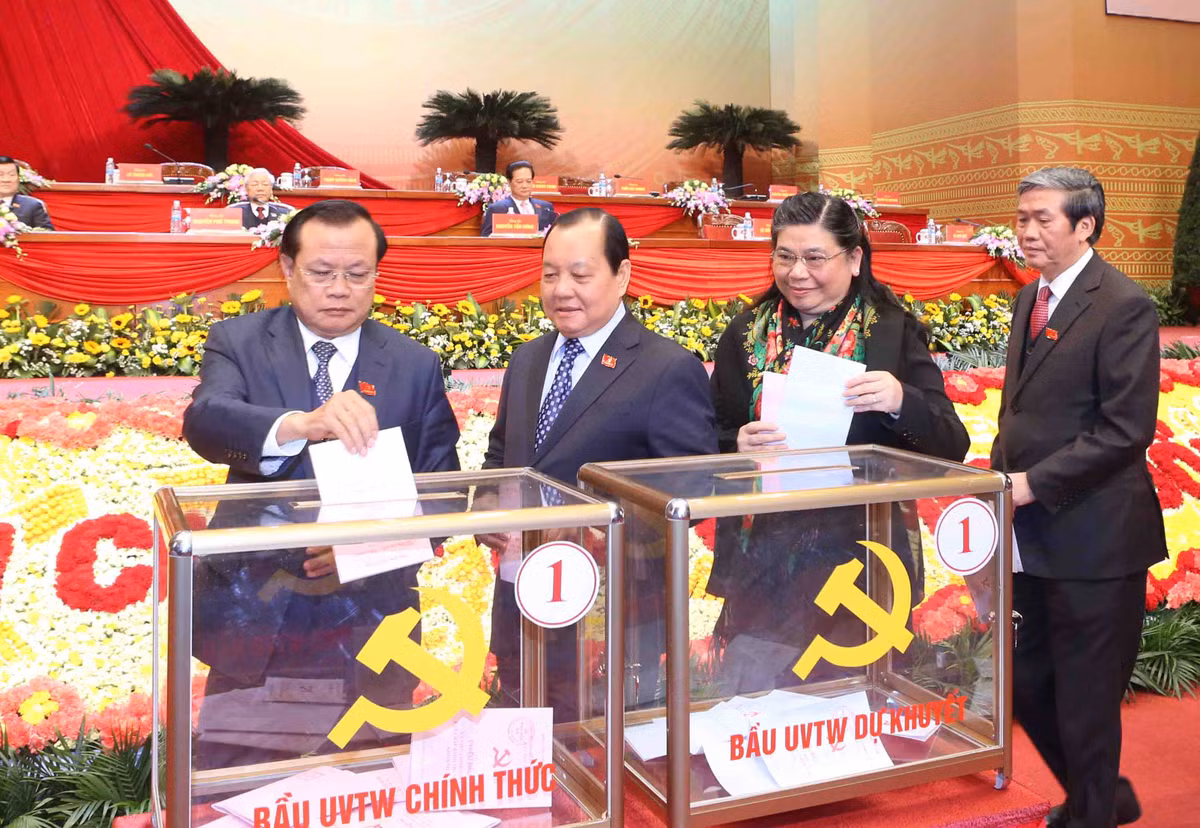 Bi thư Thành ủy Hà Nội Phạm Quang Nghị tiến hành bỏ phiếu (ảnh ngoài cùng bên trái)