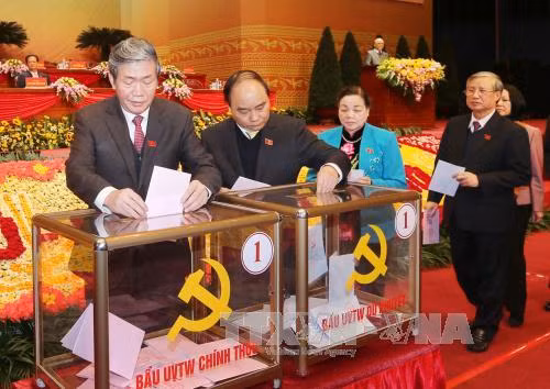 Kết thúc phiên bỏ phiếu bầu cử lúc 11h cùng ngày. Theo Trưởng Ban Kiểm phiếu Nguyễn Thế Trung, tổng số phiếu thu về là 1.509 phiếu. Ngay sau đó, Ban Kiểm phiếu đã tiến hành kiểm phiếu bầu cử. Chiều nay, kết quả bỏ phiếu sẽ được công bố tại Đại hội. Ảnh: TTXVN.