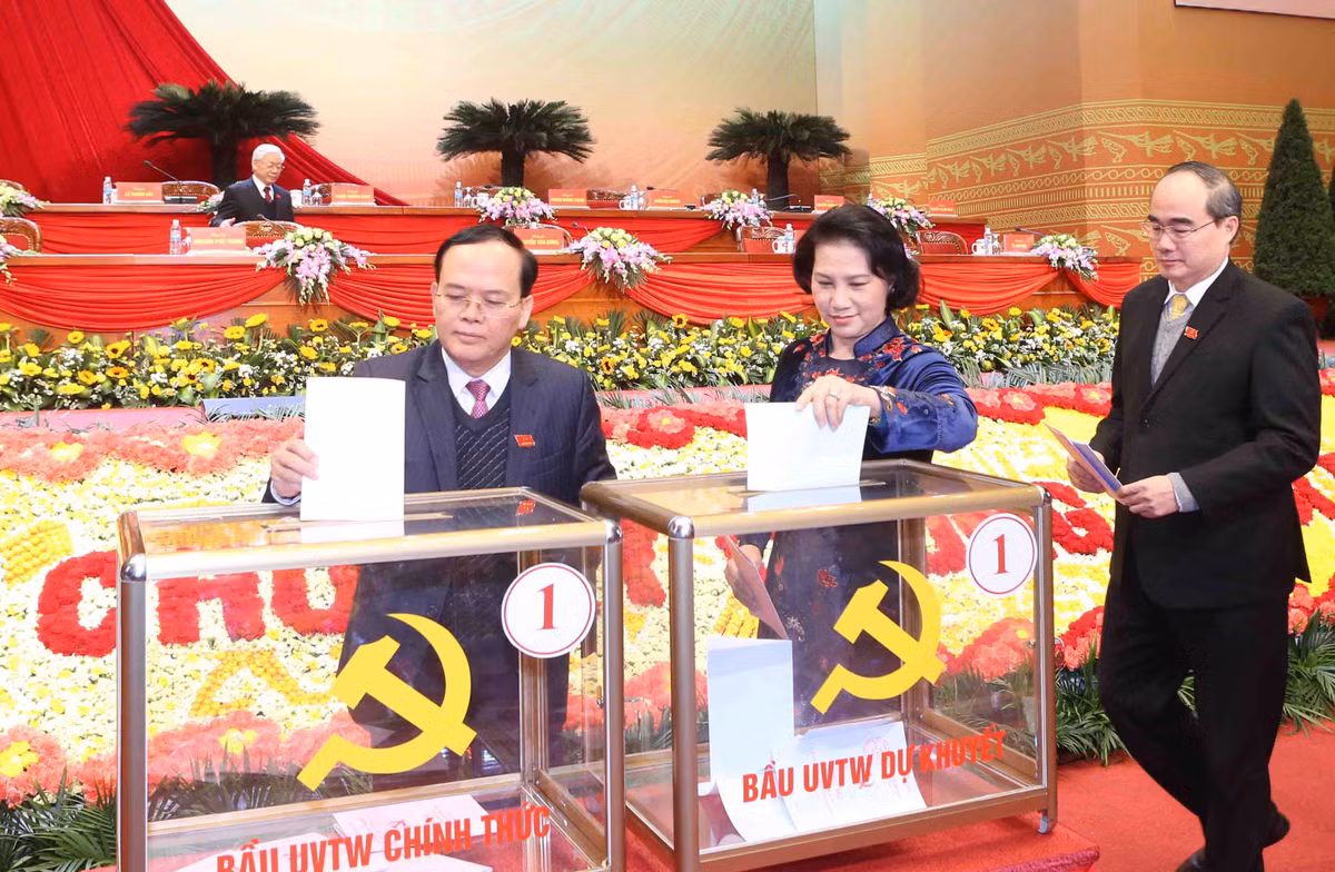 Phó Chủ tịch Quốc hội Nguyễn Thị Kim Ngân (ở giữa).