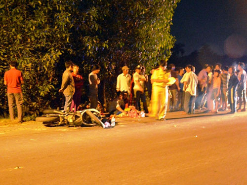 10. TP.HCM: Bé gái 3 tuổi tử vong dưới gầm xe tải Khoảng 19h ngày 21/1, người đàn ông (hơn 30 tuổi, quê An Giang) chở vợ và con gái H.T.H.N (3 tuổi) lưu thông trên Tỉnh lộ 8 hướng từ TP.HCM đi Bình Dương, khi đi qua Công viên nước Củ Chi (thuộc ấp 6, xã Phước Vĩnh, huyện Củ Chi) xảy ra va chạm với xe tải BKS 61C – 159.79 chạy cùng chiều. Cú va chạm khiến 3 người đi xe máy té xuống đường. Bé H bị văng vào gầm xe tải dẫn đến tử vong.