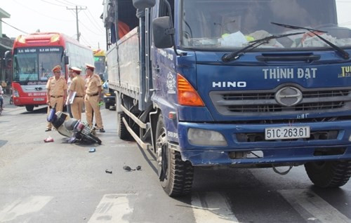11. Tai nạn giữa ô tô và xe máy 1 cô gái tử vong tại chỗ Khoảng 12h10 trưa 23/1, hai cô gái đang điều khiển xe máy BKS 60X6 - 8539 lưu thông trên quốc lộ 1A theo hướng quận 12 đi quận Thủ Đức. Khi đến đường Vườn Lài, phường An Phú Đông, quận 12, TPHCM thì xảy ra va chạm với chiếc xe tải BKS 51C-263.61 đang chạy cùng chiều, trong làn đường ô tô. Cú va chạm khiến cô gái ngồi phía sau bị hất văng vào gầm, bị xe cán qua đầu tử vong tại chỗ, người còn lại may mắn thoát chết.